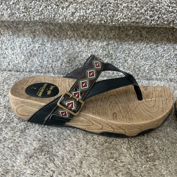 Skechers Tone Ups platform thong sandals. Buckle. Size 7. Embroidered straps. - Picture 4 of 9